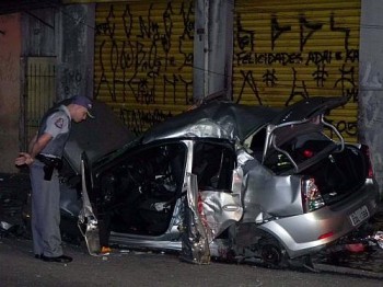 Quatro adolescentes morreram após perderem o controle de um carro e baterem contra um poste na zona leste de São Paulo, na madrugada deste sábado, durante fuga da polícia