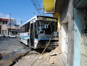 Acidente envolvendo ônibus causa destruição no Prado