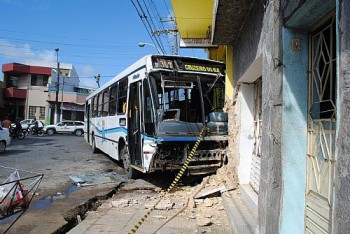 Acidente envolvendo ônibus causa destruição no Prado