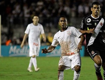 Jorge Henrique e Diego Souza disputam jogada, e Chicão observa