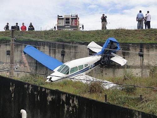 Avião caiu no barronco durante o pouso.