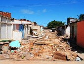 Barracos demolidos após desocupação na Favela de Jaraguá