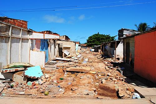 Barracos demolidos após desocupação na Favela de Jaraguá