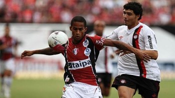 Eduardo, do Joinville, e Zezinho, do Atlético-PR, na disputa de bola