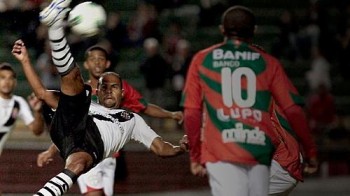 Vasco bate a Portuguesa com 'bicicleta' de Alecsandro