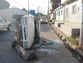 O veículo capotou e deixou o condutor ferido