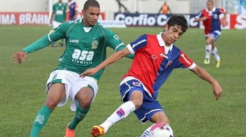 Bruno Peres e Luisinho disputam lance no jogo em Curitiba