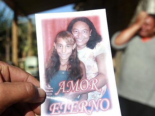 Maria Aparecida dos Santos chora a morte da filha Paloma Correia, na foto com ela