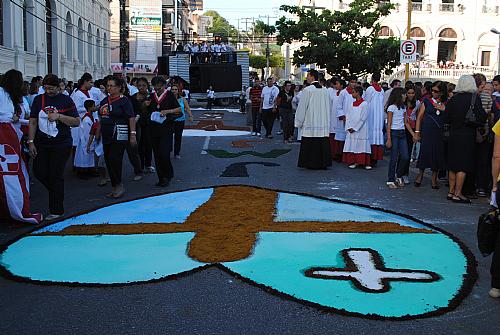 Centenas de fiéis acompanham procissão de Corpus Christi