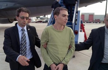 Luka Rocco Magnotta desembarca em Mirabel, no Quebec, nesta segunda-feira (18), em foto divulgada pela polícia local