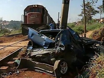 Veículo ficou completamente destruído após batida