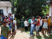 Cena comum: curiosos se aglomeram na cena do crime