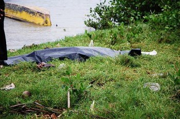 Corpo foi amarrado por pescador e trazido para a margem da lagoa