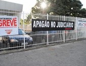 Servidores se reuniram em frente ao Fórum Eleitoral da Capital