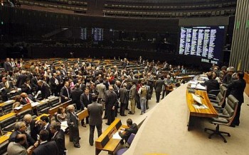 Câmara aumenta em 30% verba de gabinete dos deputados