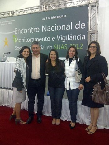 Equipe da semas acompanhada da secretaria nacional de assistência Denise Colin