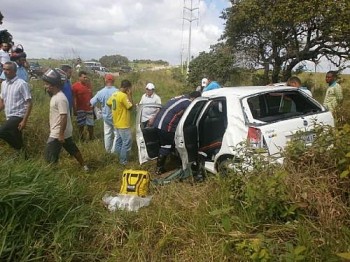 Motorista capota veículo ao tentar desviar de buraco na AL-110