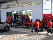 Servidores se reuniram em frente ao Fórum Eleitoral da Capital