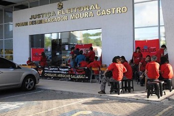 Servidores se reuniram em frente ao Fórum Eleitoral da Capital