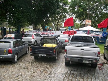 Servidores protestam e mantêm greve na Ufal