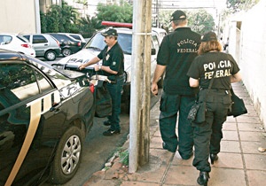 Durante a operação "Dirty Net´, os agentes da Polícia Federal deram cumprimento a 50 mandados de busca e apreensão e outros 15 de prisão preventiva e temporária. A ação ocorreu, simultaneamente, em 12 Estados brasileiros