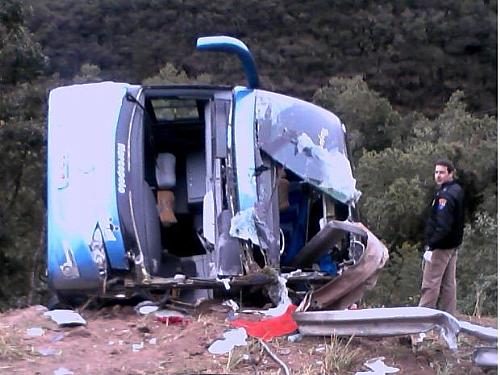 Ônibus caiu em uma ribanceira após bater na lateral do caminhão