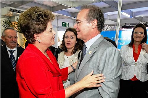 Renan cumprimenta a presidente Dilma Rousseff antes da solenidade na Braskem