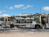 Dois ônibus são destruídos em ato de vandalismo