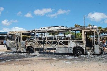 Dois ônibus são destruídos em ato de vandalismo