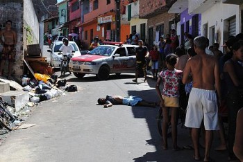 Jovem é executado com tiros no peito na periferia de Maceió