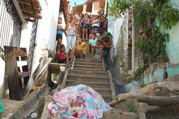 A vítima foi morta quando subia uma escadaria da Grota do Cigano