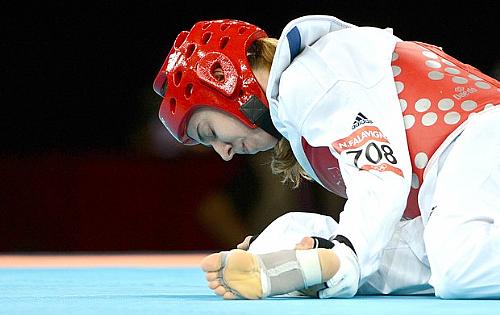 Natália Falavigna sente o tornozelo direito durante o combate com In Jong Lee