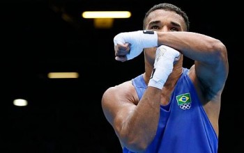 Esquiva faz com os braços o "T" em homenagem ao pai, o ex-lutador Touro Moreno