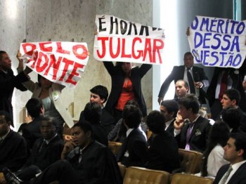 Manifestantes protestam no STF contra decisão pró-Belo Monte durante sessão do Mensalão