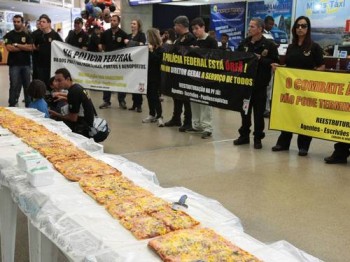 Policiais federais em greve distribuíram pizza ontem no Aeroporto de Confins, em Belo Horizonte