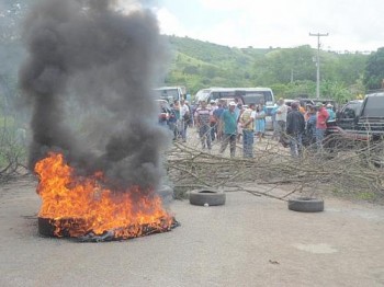 Transportadores alternativos bloqueiam rodovia AL-110