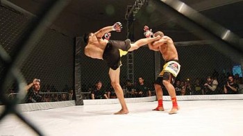 Uma luta de MMA dentro de um templo da Renascer em Cristo