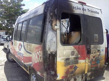 Carro da SMTT é depredado e queimado no Benedito Bentes