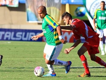 Walter encara a marcação no Serra Dourada