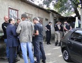 Movimentação dos policiais no local onde o corpo foi encontrado.