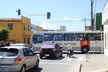 Condutores desrespeitam faixa de pedestre