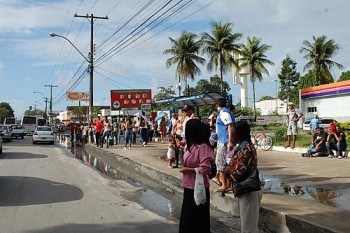 Usuários sofrem pelo terceiro dia com a falta de ônibus