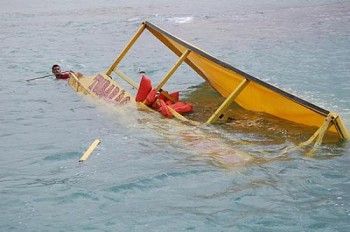 Ressaca afundou embarcação na Praia do Francês