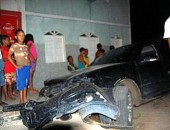 Carro perde controle em lombada e quase invade igreja