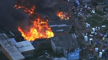 Incêndio atinge favela no Jabaquara