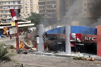 Loja da KFC destruída após ataque de manifstantes nesta sexta-feira (14) em Trípoli, no Líbano