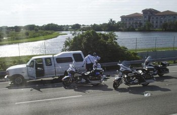 Policial é socorrido após o acidente neste domingo