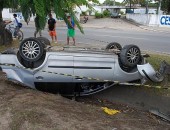 Veículo capota em canteiro na Durval de Góes Monteiro