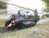 Veículo capota em canteiro na Durval de Góes Monteiro