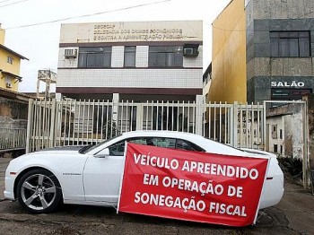 Carro esportivo foi apreendido na manhã desta sexta-feira